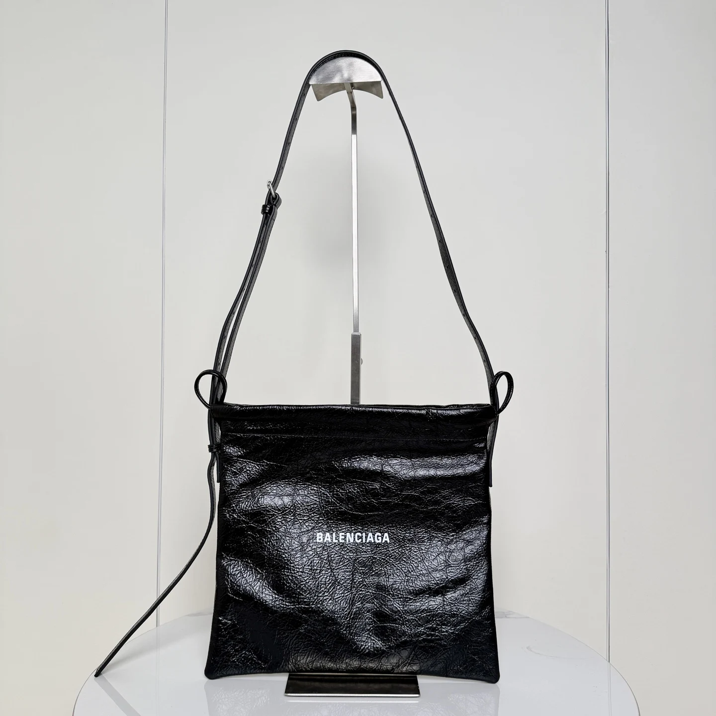 <p> 中号黑色 𝐁𝐚𝐥𝐞𝐧𝐜𝐢𝐚𝐠𝐚 Shopper Dust Bag 抽带斜挎包 采用抽带束口闭合设计方便又实用 正面饰品牌标识印花 褶皱质感面料,可调节肩带长度(不可拆 轻松切换单肩/斜挎 是潮人时髦吸睛的出门小单品</p><p>小号尺寸size 底长15 x 高21cm x宽度1cm </p><p>中号尺寸size 底长26 x 高26cm x宽度2cm </p><p>188094</p>