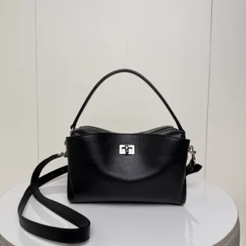 <p> .𝐁𝐚𝐥𝐞𝐧𝐜𝐢𝐚𝐠*𝐑𝐨𝐝𝐞𝐨 新成员 相机包</p><p>每一次搭配都是高级感的具象化 在经典与个性间找到平衡 这只包大概是秋冬穿搭的 质感作弊器 了</p><p>尺寸size 底长23×高15.5×宽9.9cm</p><p>货号 188033</p>