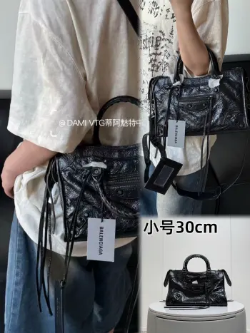 <p> 新版.小号30cm.𝐁𝐚𝐥𝐞𝐧𝐜𝐢𝐚𝐠* Le City 26新机车包再次亮相 原厂褶皱纹皮. 全钢内唛Logo.配化妆镜.复古双向拉链机车包 做旧铜扣+标志性流苏拉链设计 颜值容量并存 拥有它出街又酷又吸睛</p><p>小号尺寸size: 座长30x高19x宽10cm</p><p>货号188109</p>
