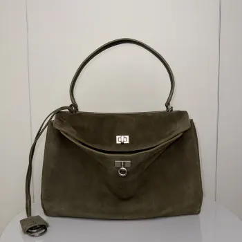 <p>.𝐁𝐚𝐥𝐞𝐧𝐜𝐢𝐚𝐠* 𝐑𝐨𝐝𝐞𝐨 中号.绿色 超绝秋冬爆款.麂皮风自带的百搭属性.</p><p>柔软的大廓形包包 上身慵懒感立刻get酷酷超实用大包 这款以洛杉矶Rodeo Drive命名的新款 秀场上已经一眼惊艳到了 非常符合当下流行的静奢风  高级感还是得看巴黎世家 </p><p>中号尺寸:长35cm高23.5cm宽11cm </p><p>货号188056</p>