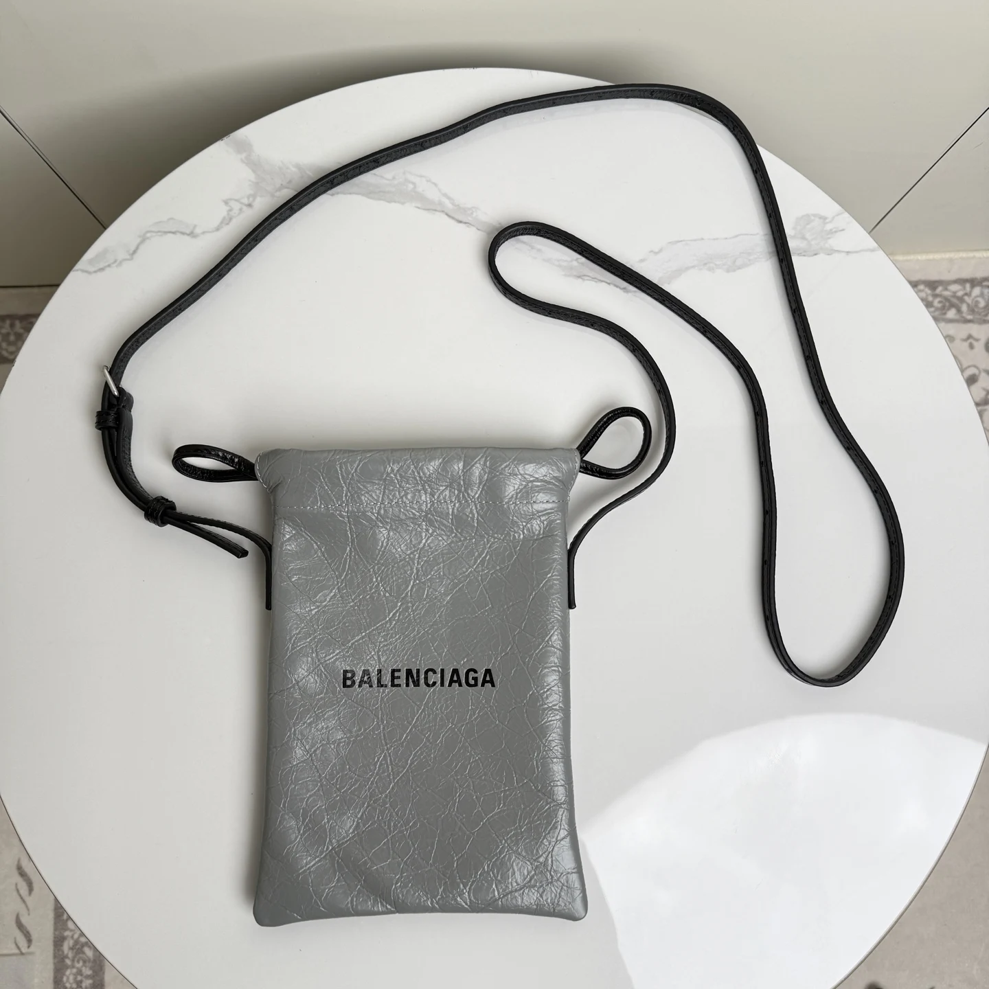 <p> 小号灰色 𝐁𝐚𝐥𝐞𝐧𝐜𝐢𝐚𝐠𝐚 Shopper Dust Bag 抽带斜挎包 采用抽带束口闭合设计方便又实用 正面饰品牌标识印花  褶皱质感面料,可调节肩带长度(不可拆 轻松切换单肩/斜挎 是潮人时髦吸睛的出门小单品</p><p>小号尺寸size 底长15 x 高21cm x宽度1cm </p><p>中号尺寸size 底长26 x 高26cm x宽度2cm </p><p>188093</p>