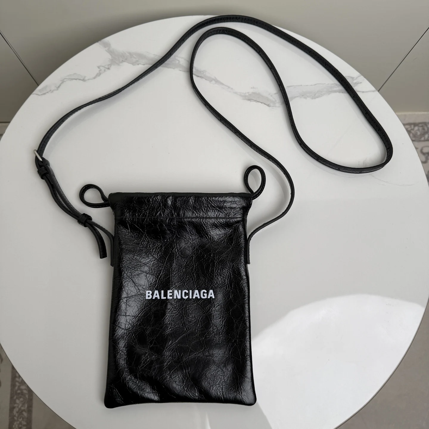<p> 小号黑色 𝐁𝐚𝐥𝐞𝐧𝐜𝐢𝐚𝐠𝐚 Shopper Dust Bag 抽带斜挎包 采用抽带束口闭合设计方便又实用 正面饰品牌标识印花  褶皱质感面料,可调节肩带长度(不可拆 轻松切换单肩/斜挎 是潮人时髦吸睛的出门小单品</p><p>小号尺寸size 底长15 x 高21cm x宽度1cm </p><p>中号尺寸size 底长26 x 高26cm x宽度2cm </p><p>188093</p>