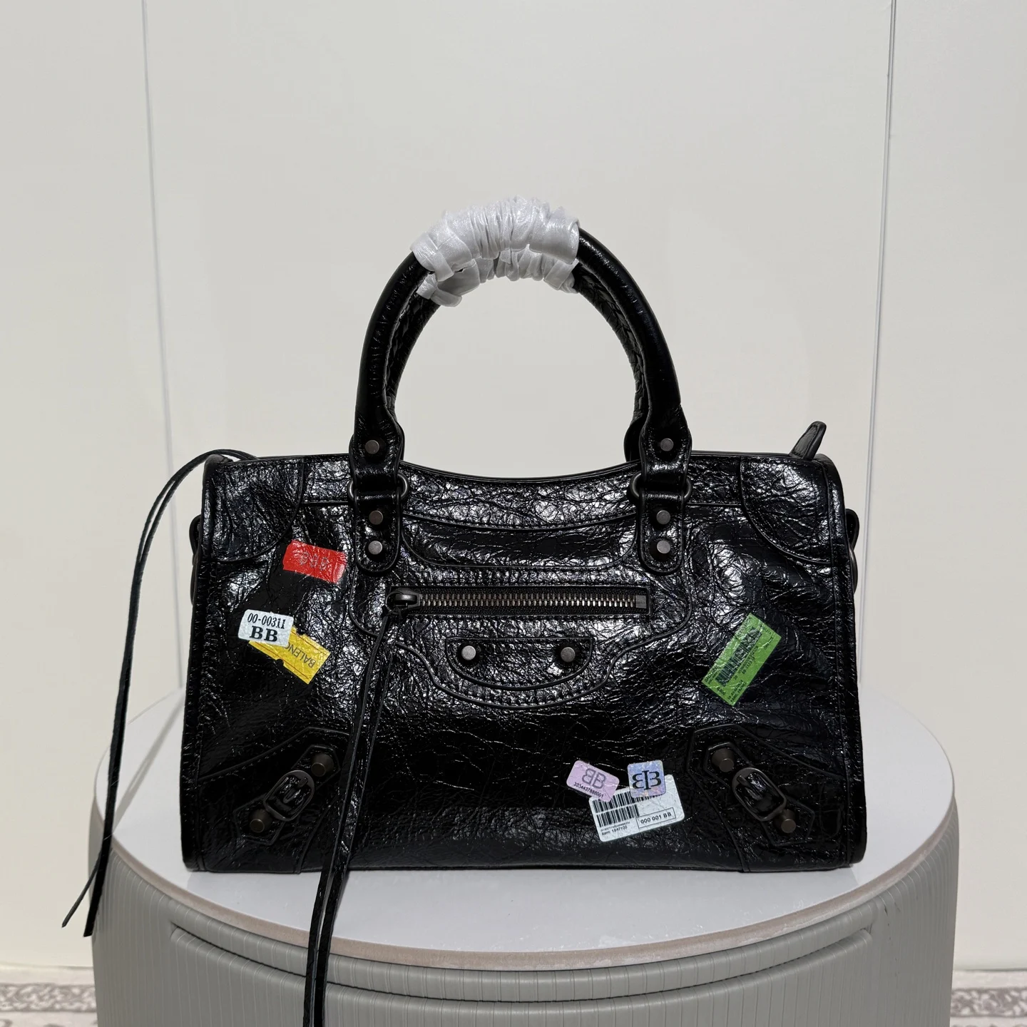 <p> Balenciaga Le city2025秋冬系列 贴饰标签印花经典机车风格搭配一起 真的太酷啦 时尚不撞款 非常个性的包包原厂品质 尺寸兼顾实用与包型 独特姿态尽显.原厂品质</p><p>中号尺寸size: 底长30cm 高20cm 宽13.5</p><p>货号 188088</p>