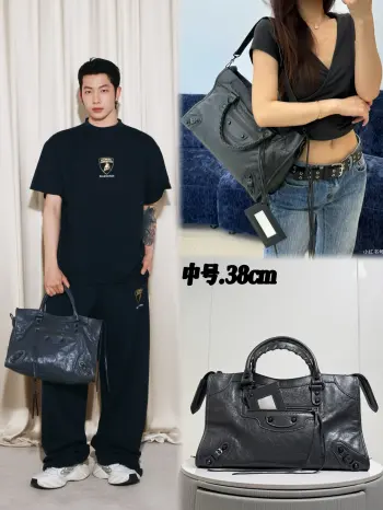 <p> 新版.中号38cm.𝐁𝐚𝐥𝐞𝐧𝐜𝐢𝐚𝐠* Le City 26新机车包再次亮相 原厂褶皱纹皮. 全钢内唛Logo.配化妆镜.复古双向拉链机车包 做旧铜扣+标志性流苏拉链设计 颜值容量并存 拥有它出街又酷又吸睛</p><p>中号尺寸size: 底长38x高24x宽15cm</p><p>货号188110</p>