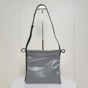 <p> 中号黑色 𝐁𝐚𝐥𝐞𝐧𝐜𝐢𝐚𝐠𝐚 Shopper Dust Bag 抽带斜挎包 采用抽带束口闭合设计方便又实用 正面饰品牌标识印花  褶皱质感面料,可调节肩带长度(不可拆 轻松切换单肩/斜挎 是潮人时髦吸睛的出门小单品</p><p>小号尺寸size 底长15 x 高21cm x宽度1cm </p><p>中号尺寸size 底长26 x 高26cm x宽度2cm </p><p>188094</p>