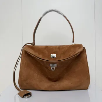 <p> 𝐁𝐚𝐥𝐞𝐧𝐜𝐢𝐚𝐠* 𝐑𝐨𝐝𝐞𝐨 中号.驼色 超绝秋冬爆款.麂皮风自带的百搭属性.</p><p>柔软的大廓形包包 上身慵懒感立刻get酷酷超实用大包 这款以洛杉矶Rodeo Drive命名的新款 秀场上已经一眼惊艳到了 非常符合当下流行的静奢风  高级感还是得看巴黎世家 </p><p>中号尺寸:长35cm高23.5cm宽11cm </p><p>货号188056</p>