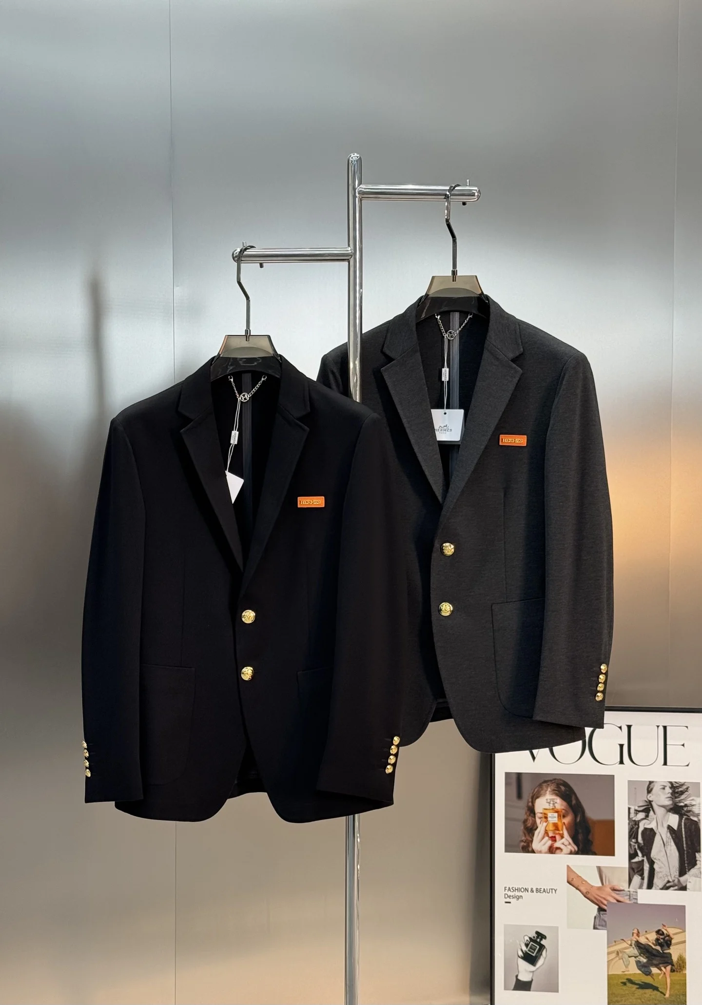 原单西服男装|高仿西服男装|精仿西服男装|一比一西服男装<p> Hermes爱马仕休闲西服外套 以爱马仕的匠心工艺 重塑奢华西装的舒适与气场 外贸公司订单 胸口标志性橙色皮革铭牌+复古做旧金扣 低调彰显品牌底蕴 笔挺垂感十足 甄选罗马锦棉面料 自带高垂坠肌理 四面弹力不紧绷 久穿不易皱 内里采用压胶工艺替代传统缝线 衣身线条干净利落 隐形压胶细节尽显高级 颜色 黑色.灰色.码数 M-3XL修身版型  175/150斤建议XL </p>