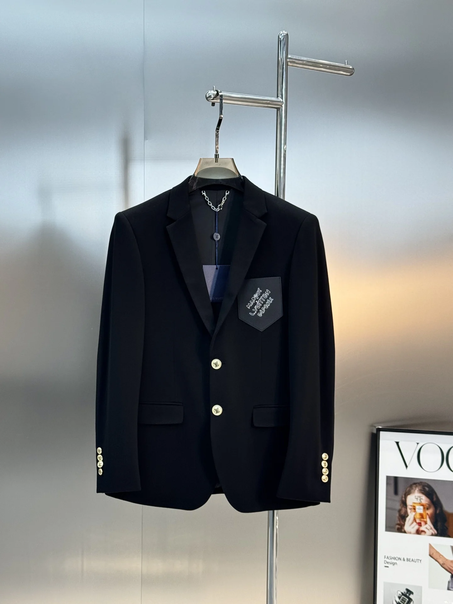 原单西服男装|高仿西服男装|精仿西服男装|一比一西服男装<p> 路易威登 LV四面弹力高定单西 手写刺绣款 经典黑色高定西装 外贸公司订单 用Louis Vuitton标志性手写刺绣口袋打破刻板印象 原版皮牌定制.进口四面弹力面料自带高级垂坠感 抗皱弹力面料适配出差通勤 高质感细节撑得起商务场合 是衣橱里的万能王牌单品 修身版型剪裁包容身形又不失利落 纽扣镀金LV金属扣点缀细节.码数 M-3XL修身版型  4XL可订做 175/150斤建议XL</p>