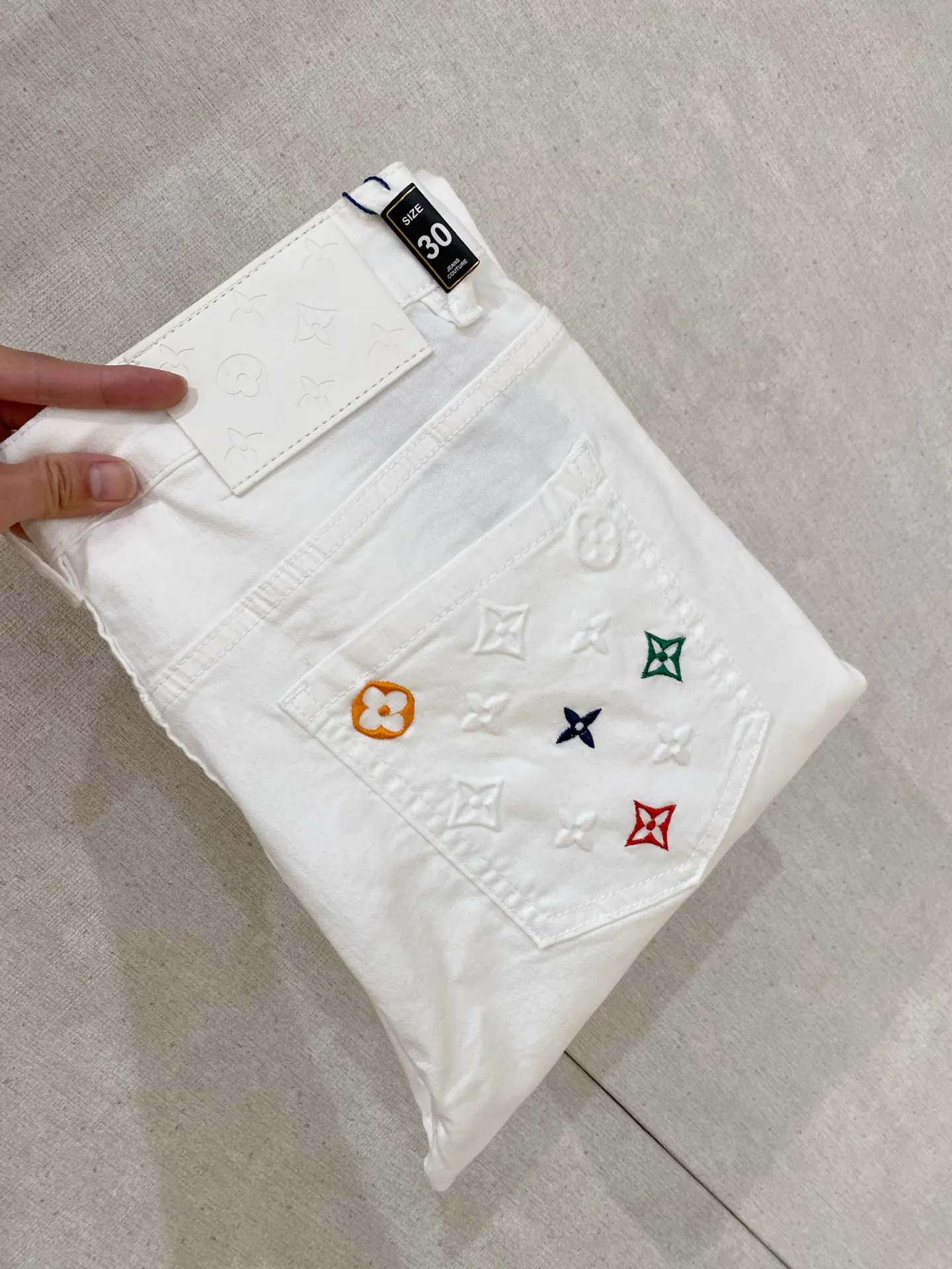 原单牛仔裤男装|高仿牛仔裤男装|精仿牛仔裤男装|一比一牛仔裤男装<p> LV路易威登2026夏季最新 推出男士薄款牛仔裤新品 重工水洗牛仔面料 定制面料和一般牛仔布料比起来 更加柔软舒适 超重工洗水工艺 双工艺洗水 整条裤子 手感舒适 细腻程度与透气效果堪称顶级 所有的五金品牌logo都是专模定做 材质都是选最好的属性 面料的弹性很好 舒适性非常棒 低调设计风格简洁大方 回购率极高 码数 28-36 没35</p>