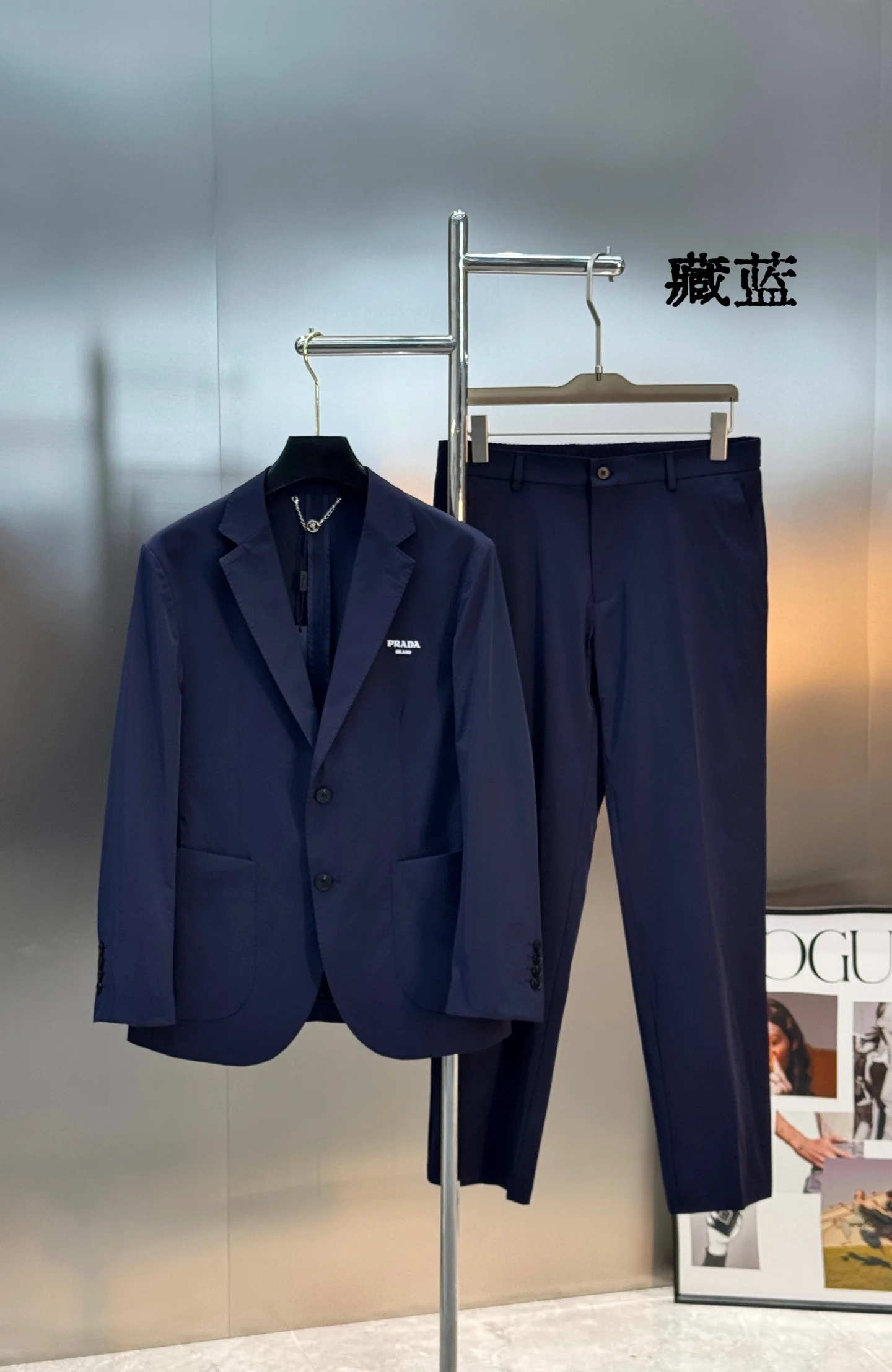 原单西服男装|高仿西服男装|精仿西服男装|一比一西服男装<p> Prada普拉达新款西装套装 春夏款 英伦风十足 可运动的休闲套西 剪裁利落 简约大气 经典修身剪裁 左胸品牌Prada徽标logo超有辨识度 采用高品质冰爽面料 弹力锦纶 柔软又挺括 穿着舒适还很显气质弹力设计理念舒适运动与商务休闲并存 裤装直筒设计 线条利落 整体简约大气 轻松打造高级感穿搭 三标齐 颜色 黑色.咖色.藏蓝.杏色.码数 M-3XL修身版型  4XL可订做  175/140斤建议L</p>
