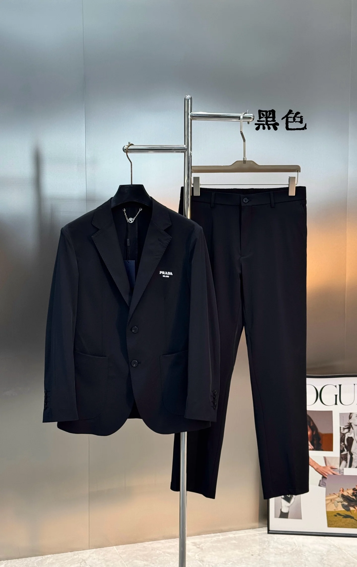 原单西服男装|高仿西服男装|精仿西服男装|一比一西服男装<p> Prada普拉达新款西装套装 春夏款 英伦风十足 可运动的休闲套西 剪裁利落 简约大气 经典修身剪裁 左胸品牌Prada徽标logo超有辨识度 采用高品质冰爽面料 弹力锦纶 柔软又挺括 穿着舒适还很显气质弹力设计理念舒适运动与商务休闲并存 裤装直筒设计 线条利落 整体简约大气 轻松打造高级感穿搭 三标齐 颜色 黑色.咖色.藏蓝.杏色.码数 M-3XL修身版型  4XL可订做  175/140斤建议L</p>