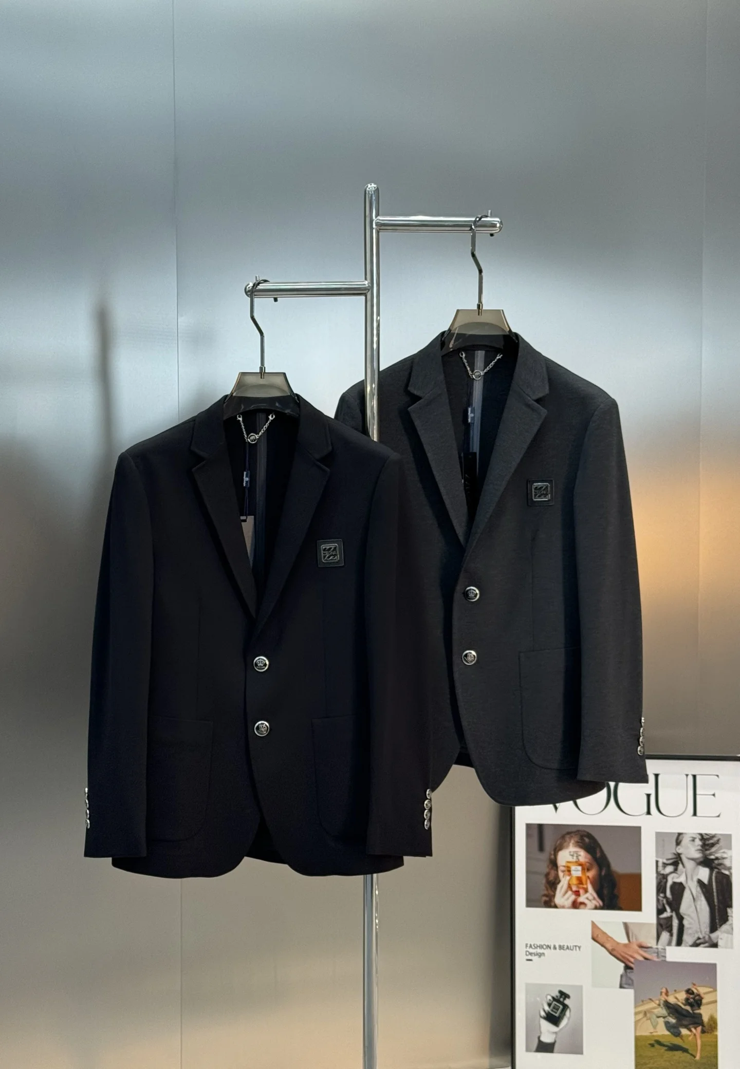 原单西服男装|高仿西服男装|精仿西服男装|一比一西服男装<p>  ZEGNA 杰尼亚锦棉罗马单西 高级感与实用性的完美平衡.外贸公司订单.左胸的方形金属徽标是品牌标志性设计 哑光黑底搭配亮面Z字 低调彰显品牌调性 又不显得浮夸 这款单西采用罗马锦棉面料 结合了棉的亲肤透气与锦纶的强韧弹力 是兼顾质感与实用性的高端选择 四面弹力 活动无拘 颜色 黑色.灰色.码数 M-3XL修身版型  175/140斤建议L </p>