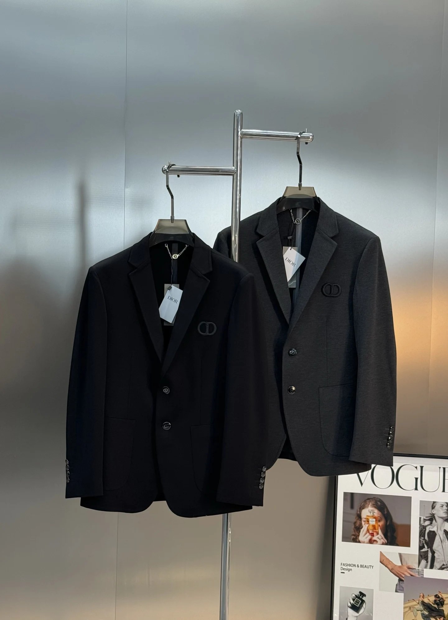 原单西服男装|高仿西服男装|精仿西服男装|一比一西服男装<p> CD*dior新款西服外套原单推荐 外贸公司订单 基础款推荐 简单高级.精致品牌CD绣花.立体感满满. 订制进口原版锦棉罗马面料 高科技无缝压胶工艺.面料笔挺垂感十足 整件衣服车工走线整齐平整.所有五金附料都是客供带logo顶级配件.一看就是高档的面料.这种面料都是定织的 正规大厂途径出来的好货 实用性很强 颜色 黑色.灰色.码数 M-3XL.修身版型  175/140斤建议L </p>