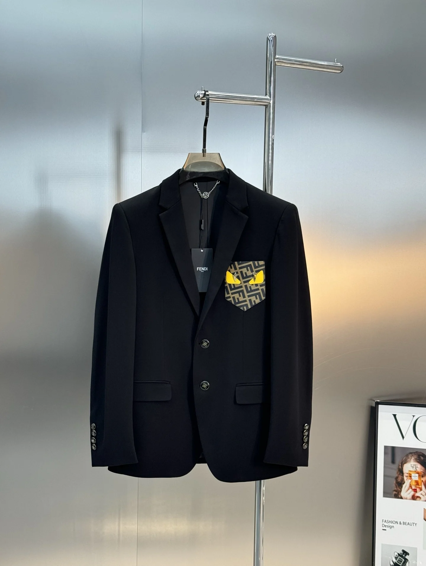 原单西服男装|高仿西服男装|精仿西服男装|一比一西服男装<p>  不被定义的西装 Fendi怪兽眼限定款  FENDI芬迪新品休闲西服外套老客户推荐外贸公司订单 拒绝千篇一律的正装套路 Fendi这款西装把经典老花与标志性怪兽眼玩出了新花样 胸口精致皮牌小怪兽工艺.原版FF咖色图形.立体小怪兽眼睛金属搭配.高级感强 码数 M-3XL 修身款 4XL可订做 175/150斤建议XL</p>