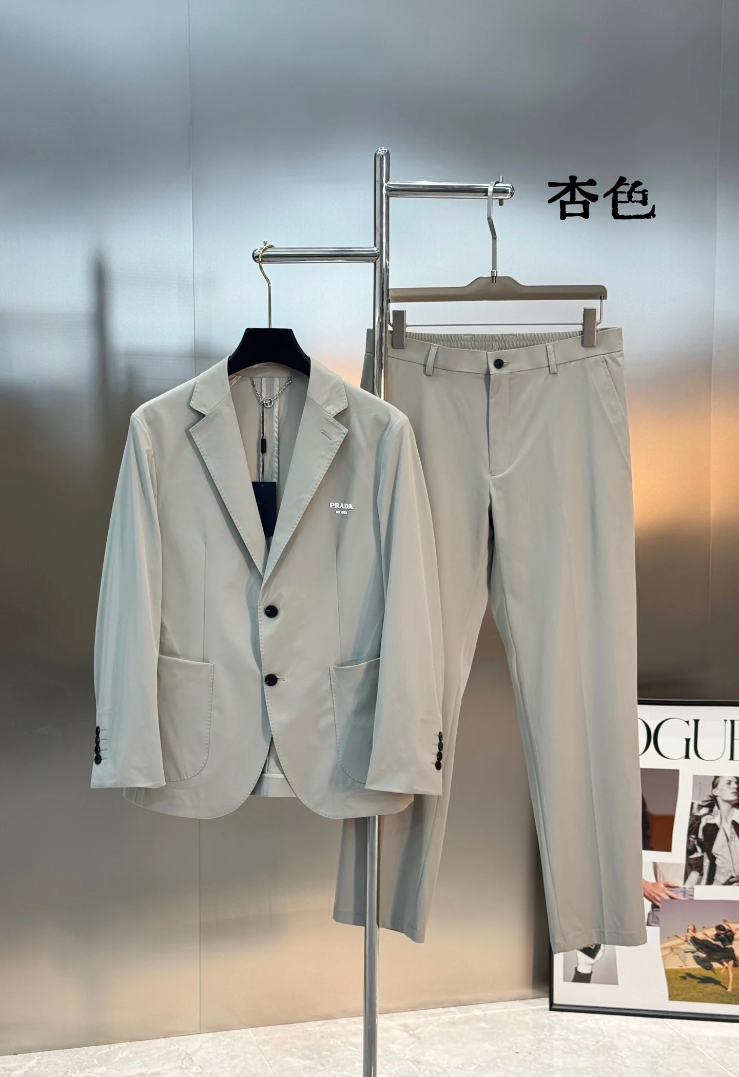 原单西服男装|高仿西服男装|精仿西服男装|一比一西服男装<p> Prada普拉达新款西装套装 春夏款 英伦风十足 可运动的休闲套西 剪裁利落 简约大气 经典修身剪裁 左胸品牌Prada徽标logo超有辨识度 采用高品质冰爽面料 弹力锦纶 柔软又挺括 穿着舒适还很显气质弹力设计理念舒适运动与商务休闲并存 裤装直筒设计 线条利落 整体简约大气 轻松打造高级感穿搭 三标齐 颜色 黑色.咖色.藏蓝.杏色.码数 M-3XL修身版型  4XL可订做  175/140斤建议L</p>