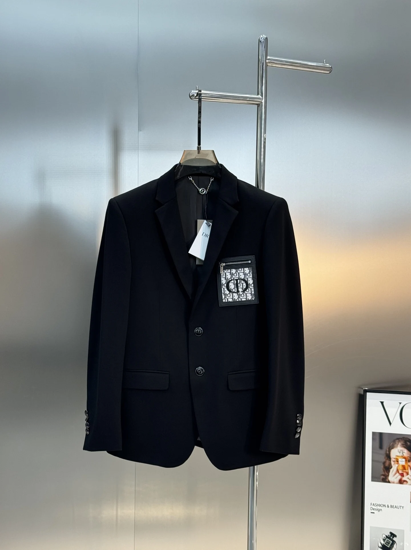 原单西服男装|高仿西服男装|精仿西服男装|一比一西服男装<p> DIOR迪奥四面弹力高定单西经典黑色高定西装 外贸公司订单 胸口精致CD字母绣花皮牌工艺.搭配原版拉锁.品牌logo-dior凸显品牌高级感强 用Dior标志性Oblique老花与CD刺绣拉链口袋打破刻板印象 进口四面弹力面料自带高级垂坠感进口原版天眼布四面弹布料 码数 M-3XL 4XL可定做 修身版型 175/150斤建议XL</p>