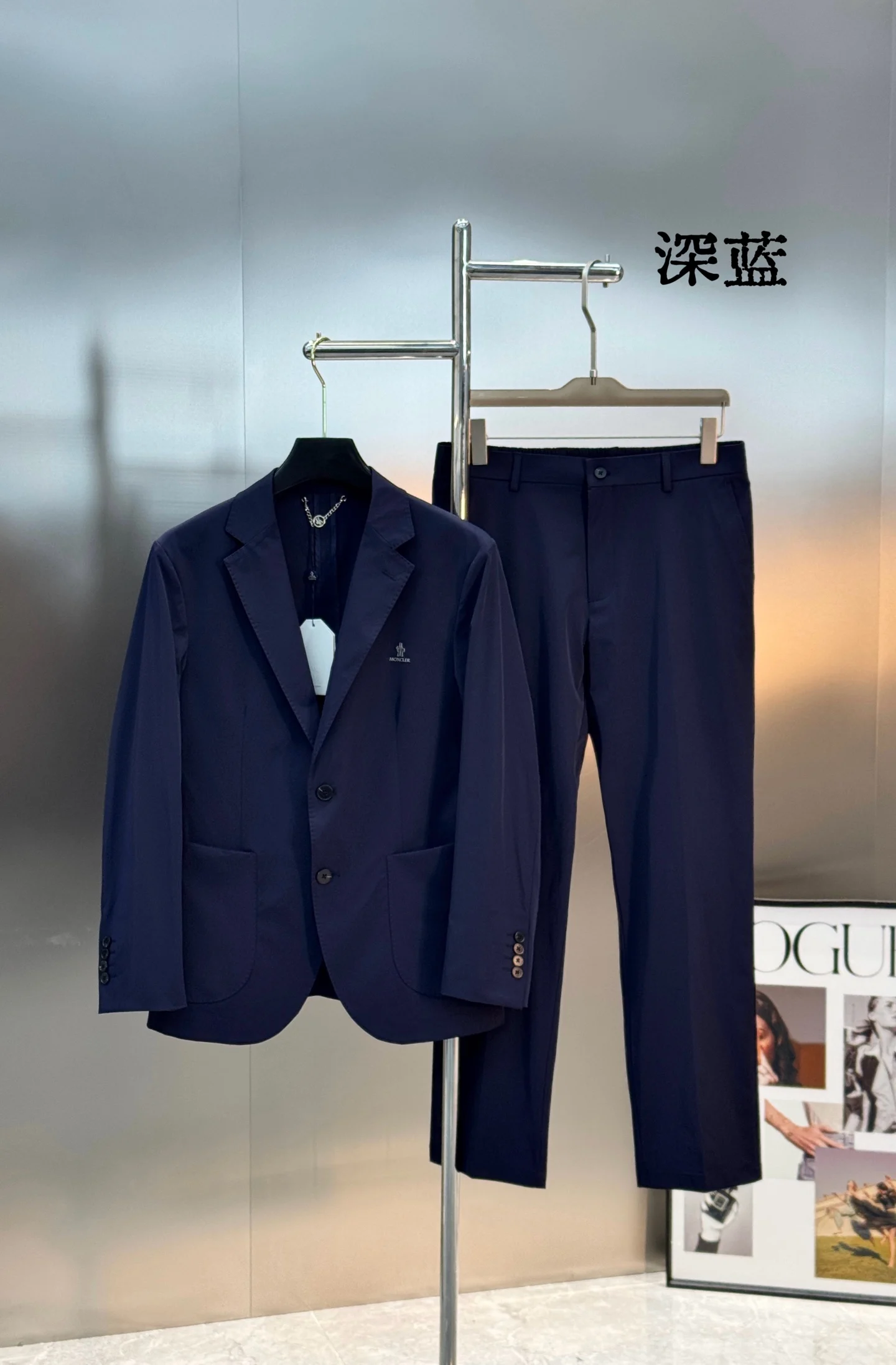 原单西服男装|高仿西服男装|精仿西服男装|一比一西服男装<p> 新品推荐 不止是西装 更是夏季体面的最优解  冰爽锦棉面料 自带凉buff Moncler蒙口新款夏季套西  甄选高端冰爽锦棉混纺面料 触肤瞬间凉感直达肌底 自带透气排汗肌理 出汗不粘身 彻底告别传统西装的闷热厚重 面料兼具抗皱垂坠感 久坐不起皱 颜色 黑色.深蓝.咖色.杏色.码数 M-3XL修身版型  4XL可订做 175/140斤建议L</p>