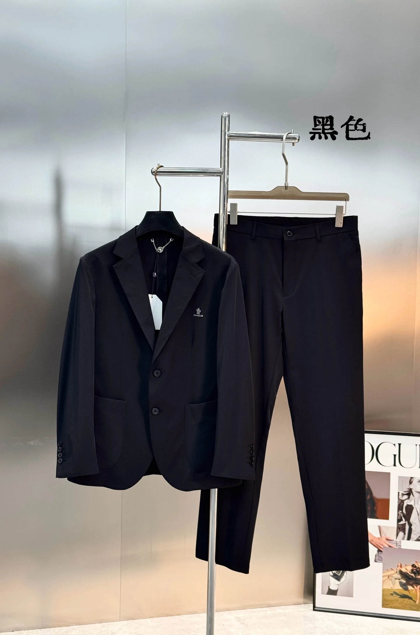 原单西服男装|高仿西服男装|精仿西服男装|一比一西服男装<p> 新品推荐 不止是西装 更是夏季体面的最优解  冰爽锦棉面料 自带凉buff Moncler蒙口新款夏季套西  甄选高端冰爽锦棉混纺面料 触肤瞬间凉感直达肌底 自带透气排汗肌理 出汗不粘身 彻底告别传统西装的闷热厚重 面料兼具抗皱垂坠感 久坐不起皱 颜色 黑色.深蓝.咖色.杏色.码数 M-3XL修身版型  4XL可订做 175/140斤建议L</p>