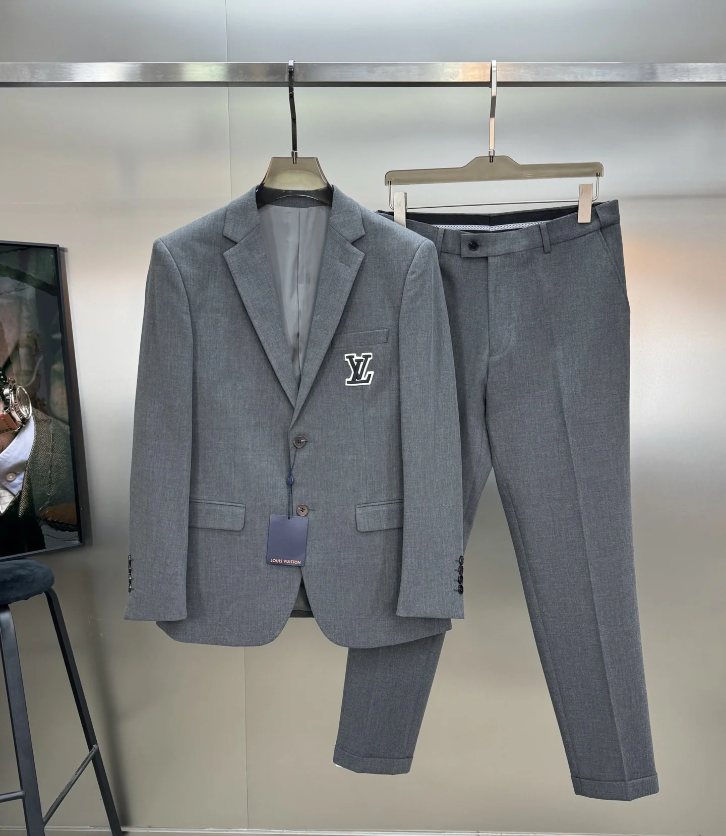 原单西服男装|高仿西服男装|精仿西服男装|一比一西服男装<p> 驴牌*路易威登25s新款男士商务套西 超高端顶尖一线成衣手工系列 西装领域里的佼佼者 世界公认的顶级面料和工艺水平 高密度支数纤维 锦纶色纺纱面料的质感与舒适感达到登峰造极 垂感和光泽的视觉效果一流 绝美而优雅 肌理华丽十足 极好的光泽度透着贵奢气质十足 颜色 蓝色 黑色 灰色.码数 M-3XL修身版型  175/140斤建议L </p>