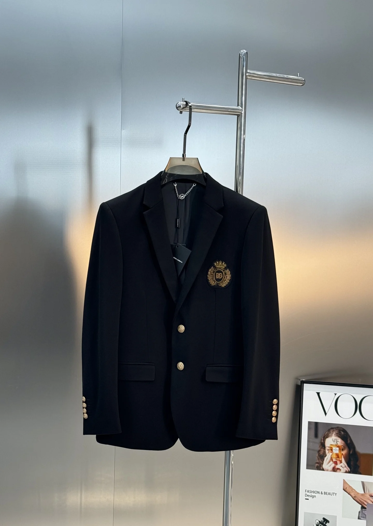 原单西服男装|高仿西服男装|精仿西服男装|一比一西服男装<p> D G*杜嘉班纳新品休闲西服外套以意式匠心 重塑奢华西装的舒适与气场 皇室尊贵象征高级印度丝订制.外贸公司订单 独具匠心 实物触感更具有征服力.自带奢华高级感 颜值与实用性兼具.甄选原版天眼四面弹面料. 自带垂坠肌理 久穿不易皱 活动零束缚 颜色 黑色.码数 M-3XL修身版型  4XL可订做 175/150斤建议XL</p>