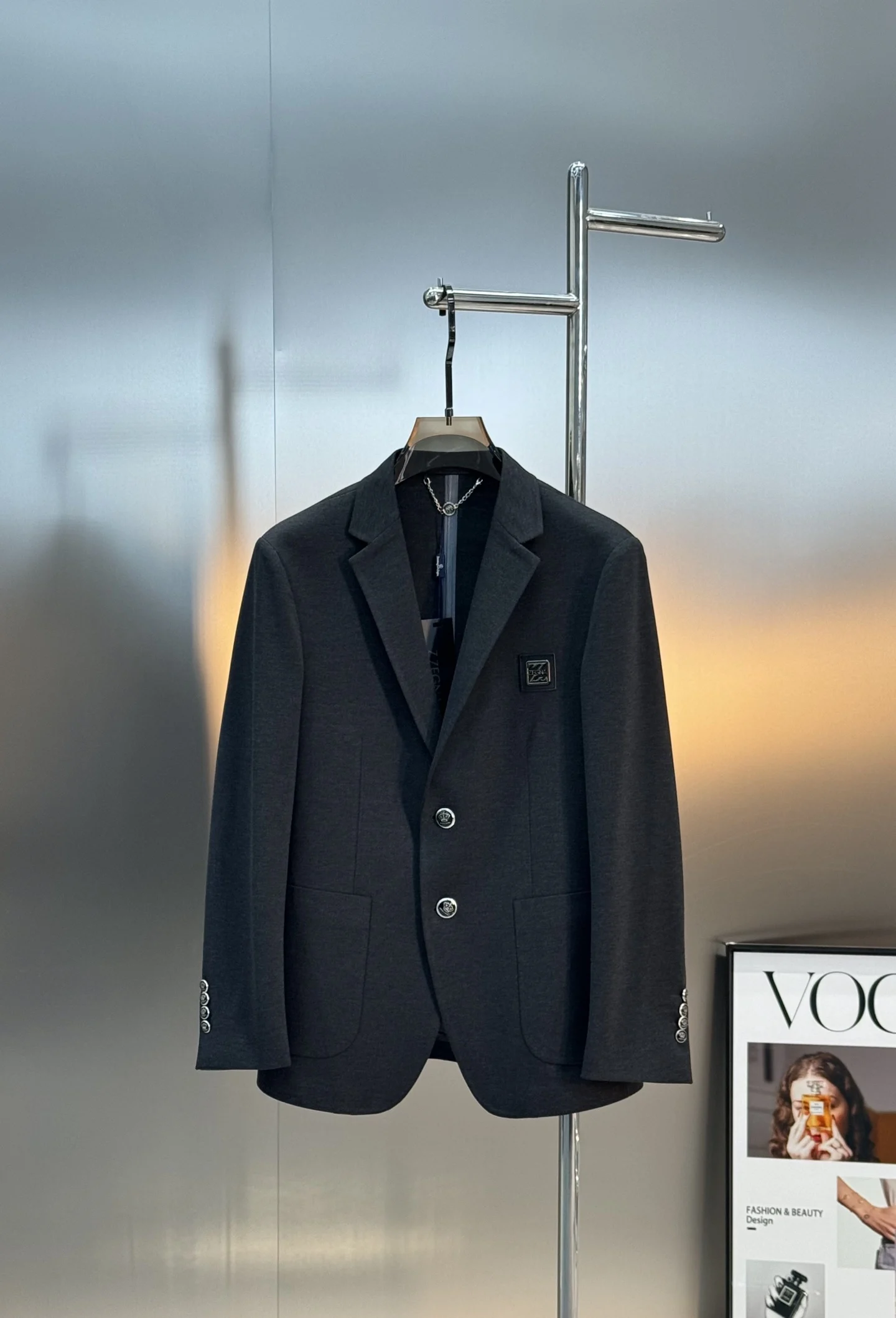 原单西服男装|高仿西服男装|精仿西服男装|一比一西服男装<p>  ZEGNA 杰尼亚锦棉罗马单西 高级感与实用性的完美平衡.外贸公司订单.左胸的方形金属徽标是品牌标志性设计 哑光黑底搭配亮面Z字 低调彰显品牌调性 又不显得浮夸 这款单西采用罗马锦棉面料 结合了棉的亲肤透气与锦纶的强韧弹力 是兼顾质感与实用性的高端选择 四面弹力 活动无拘 颜色 黑色.灰色.码数 M-3XL修身版型  175/140斤建议L </p>