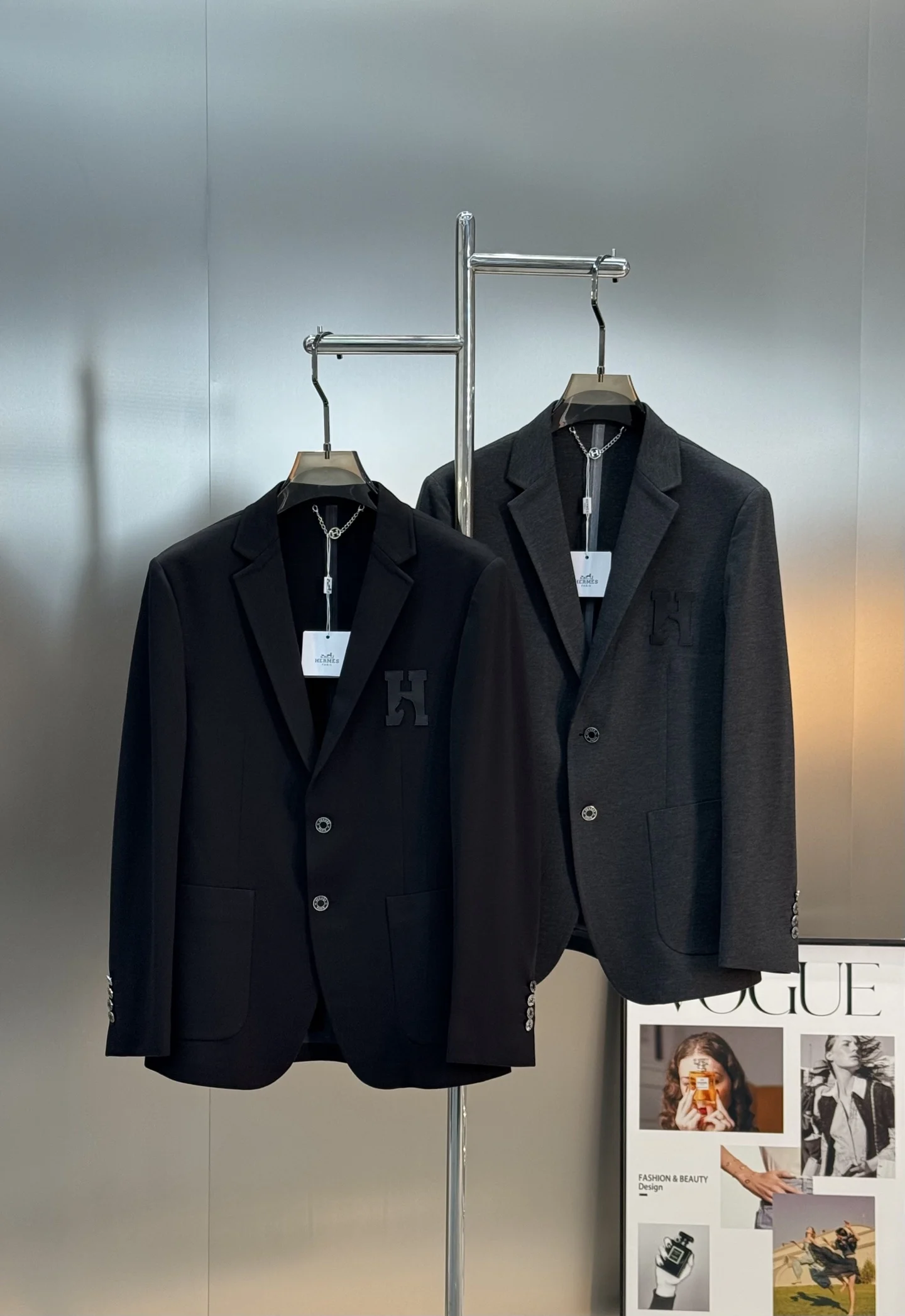 原单西服男装|高仿西服男装|精仿西服男装|一比一西服男装<p>  HERMES 爱马仕罗马锦棉单西 法式优雅+实用主义双在线.外贸公司订单.高定级罗马锦棉面料 四面弹力+抗皱免烫 舒适到不想脱 胸口标志性皮革H标 采用细腻皮革材质 缝线工整 质感高级 品牌辨识度拉满 低调彰显品牌调性 告别沉闷西装 内里采用压胶包边工艺 无多余缝线 穿着更舒适 同时强化西装的挺括版型 码数 M-3XL修身版型  175/140斤建议L </p>