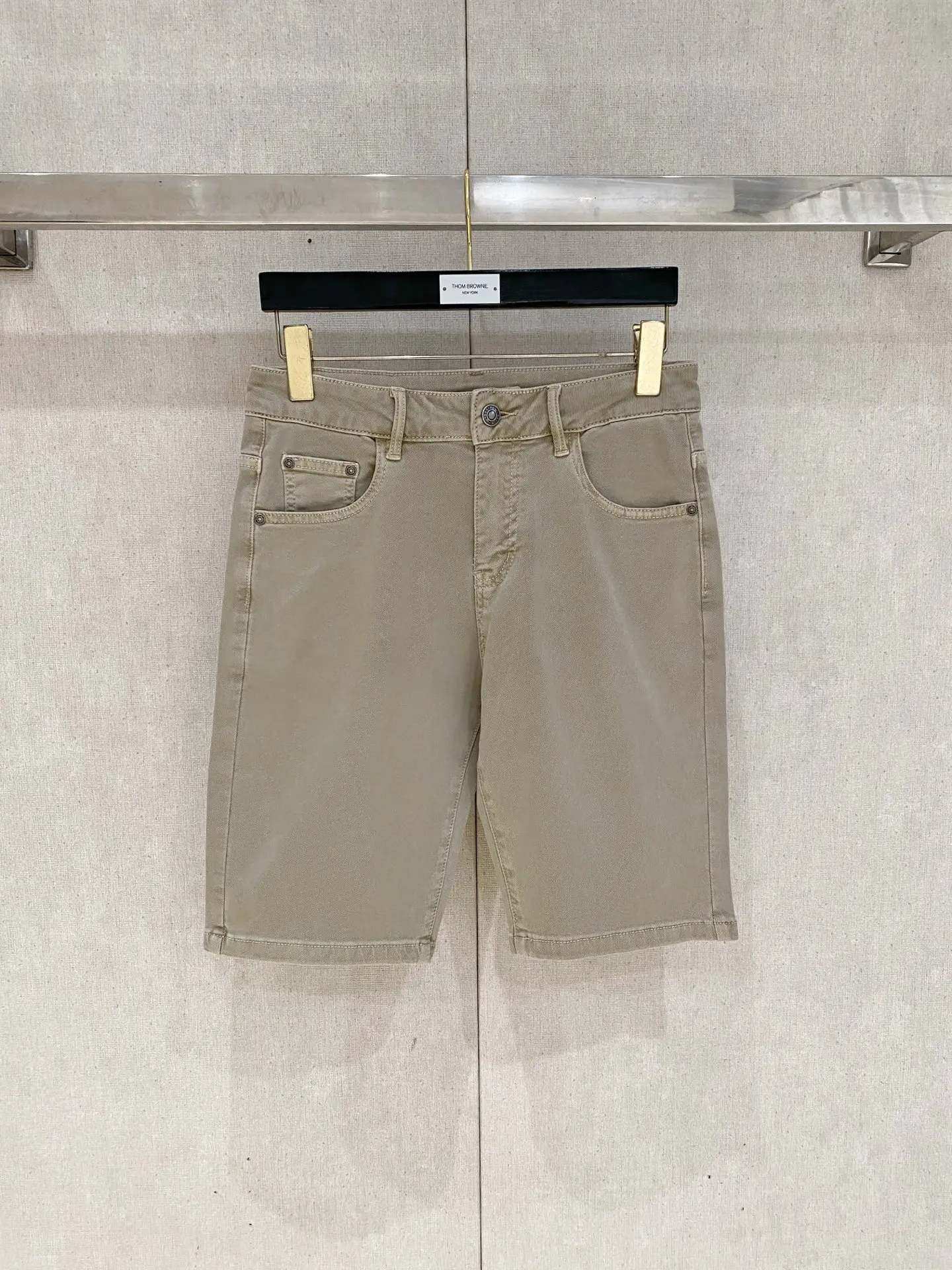 原单牛仔裤男装|高仿牛仔裤男装|精仿牛仔裤男装|一比一牛仔裤男装<p> BV葆蝶家2026夏季短裤最新 推出男士薄款牛仔短裤新品 重工水洗牛仔面料 定制面料和一般牛仔布料比起来 更加柔软舒适 超重工洗水工艺 双工艺洗水 整条裤子 手感舒适 细腻程度与透气效果堪称顶级 所有的五金品牌logo都是专模定做 材质都是选最好的属性 面料的弹性很好 舒适性非常棒 低调设计风格简洁大方 回购率极高 码数 28-36 没35 4色 选</p>