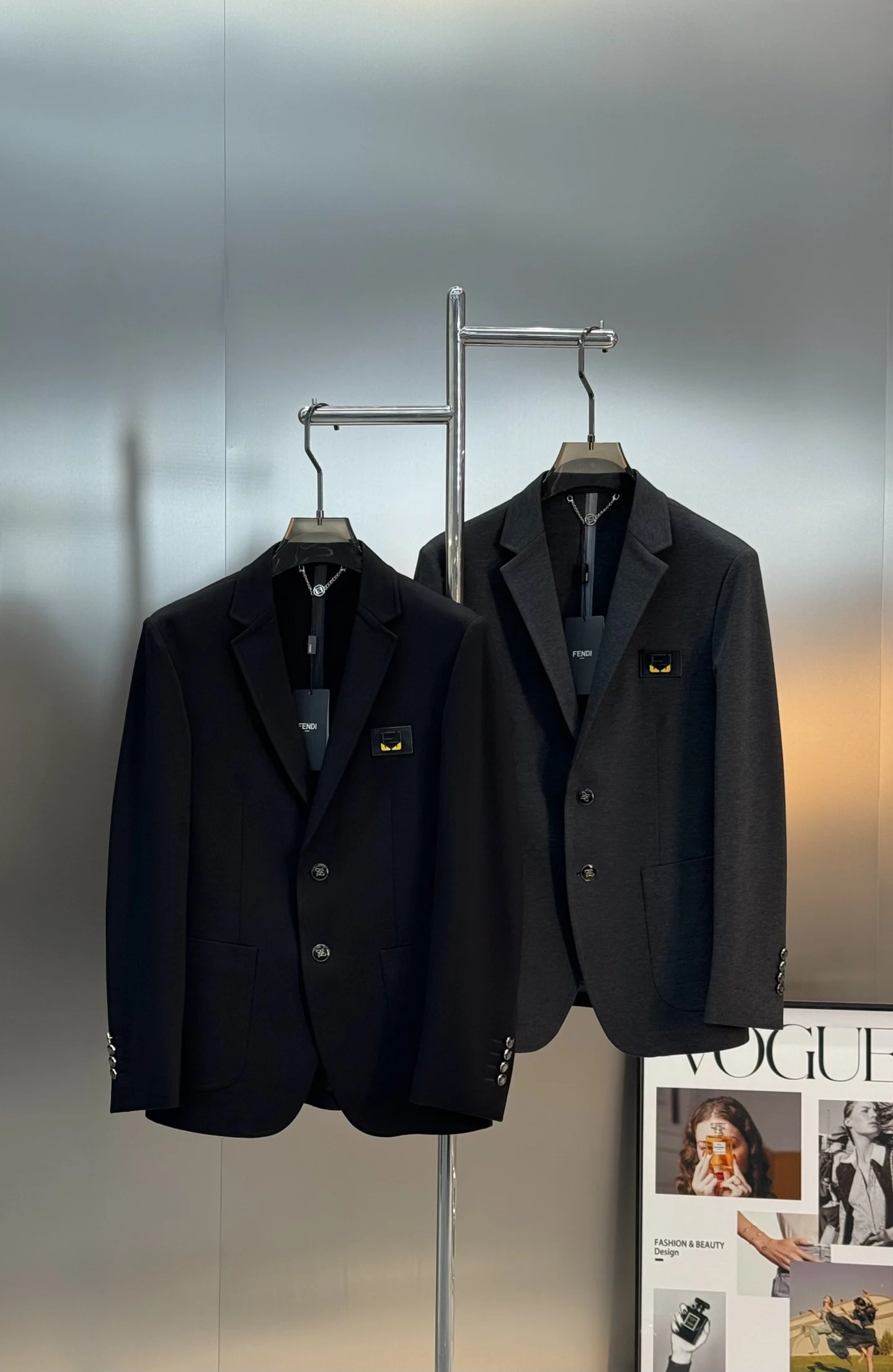 原单西服男装|高仿西服男装|精仿西服男装|一比一西服男装<p> FENDI芬迪新款男士单西. 外贸公司订单.左胸标志性小怪兽金属徽章 将FENDI经典的 Baguette眼睛 元素融入设计 哑光黑底搭配亮黄撞色 打破西装的沉闷感 低调中暗藏潮酷态度 罗马锦棉的 全能 质感.甄选高定级罗马锦棉面料 以棉的亲肤透气融合锦纶的高弹韧性 打造兼顾 舒适与高级 的西装体验.四面弹力零束缚颜色 黑色.灰色.码数 M-3XL修身版型  175/140斤建议L </p>