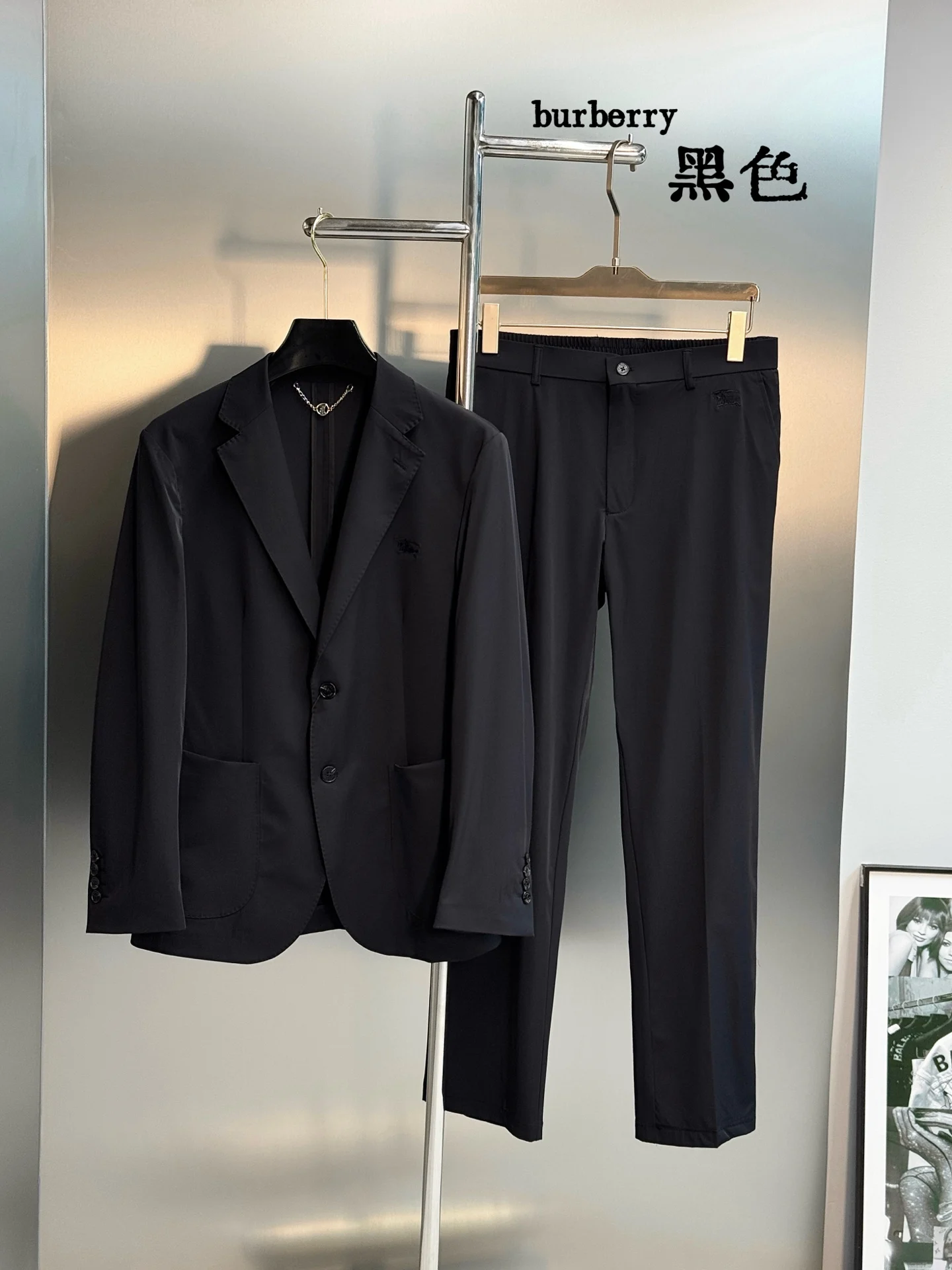 原单西服男装|高仿西服男装|精仿西服男装|一比一西服男装<p> Burberry巴宝莉西装套装 英伦风十足 可运动的休闲套西 剪裁利落 简约大气 经典修身剪裁 左胸骑士徽标logo超有辨识度 3D立体本色绣花.低调奢华 采用高品质冰爽面料 弹力锦纶 柔软又挺括 穿着舒适还很显气质弹力设计理念舒适运动与商务休闲并存 裤装直筒设计 线条利落 整体简约大气 轻松打造高级感穿搭 三标齐 颜色 黑色.杏色.码数 M-3XL修身版型  175/140斤建议L </p>