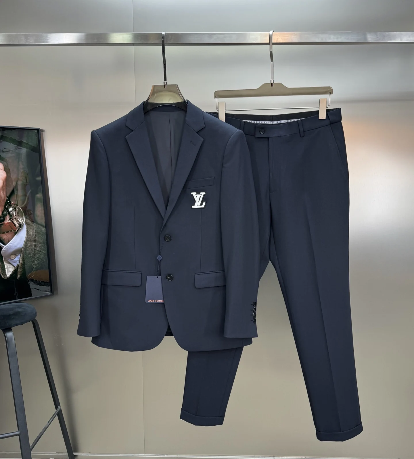 原单西服男装|高仿西服男装|精仿西服男装|一比一西服男装<p> 驴牌*路易威登25s新款男士商务套西 超高端顶尖一线成衣手工系列 西装领域里的佼佼者 世界公认的顶级面料和工艺水平 高密度支数纤维 锦纶色纺纱面料的质感与舒适感达到登峰造极 垂感和光泽的视觉效果一流 绝美而优雅 肌理华丽十足 极好的光泽度透着贵奢气质十足 颜色 蓝色 黑色 灰色.码数 M-3XL修身版型  175/140斤建议L </p>