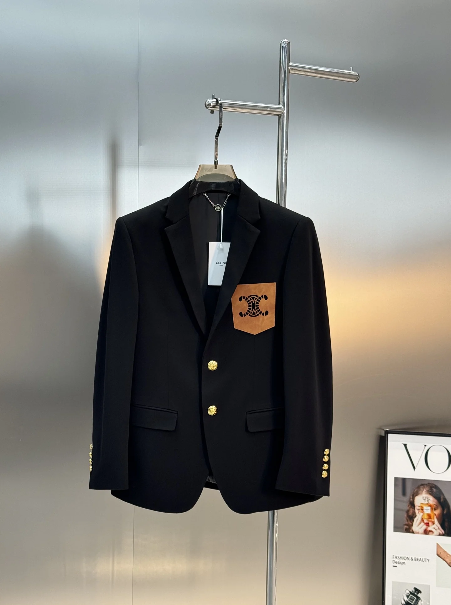 原单西服男装|高仿西服男装|精仿西服男装|一比一西服男装<p> CELI NE塞林新款休闲西服外套精品推荐 是成年人的体面感作弊器.胸口精致塞林经典图形皮牌工艺.品牌logo镂空镭射品牌高级感强 黑色基底自带低奢气场 焦糖色皮标与亮面金扣形成撞色亮点 告别沉闷 进口原版天眼布四面弹布料 笔挺垂感十足 整件衣服车工走线整齐平整 所有五金纽扣附料都是客供带logo顶级配件 码数 M-3XL 4XL可定做 修身版型 175/150斤建议XL</p>