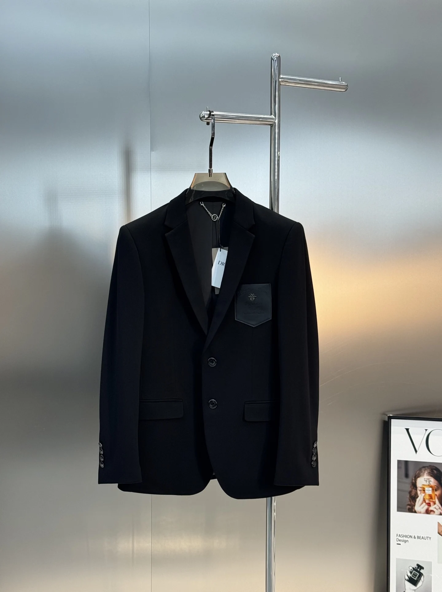 原单西服男装|高仿西服男装|精仿西服男装|一比一西服男装<p> DIOR迪奥新品单西  以迪奥的匠心工艺 重塑奢华西装的舒适与优雅 外贸公司订单.甄选四面弹力高端面料 自带垂坠肌理 久穿不易皱 活动零束缚 胸口皮革徽章手工压印 Christian Dior Atelier 字样 搭配金属饰钉 低调彰显品牌底蕴 原版皮牌高级定制.领口CD金属链 CD标识纽扣 袖口排扣等细节拉满 码数 M-3XL修身版型  4XL可订做 175/150斤建议XL</p>