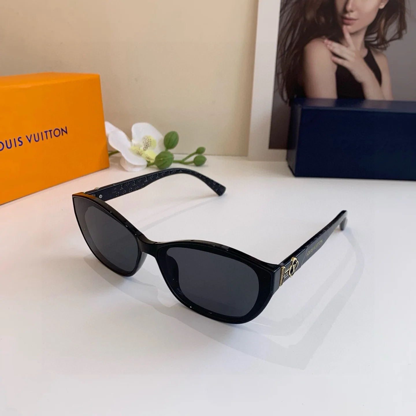 Louis Vuitton New Simple and Stylish Cat Eye Frame Sunglasses - Detail view 2