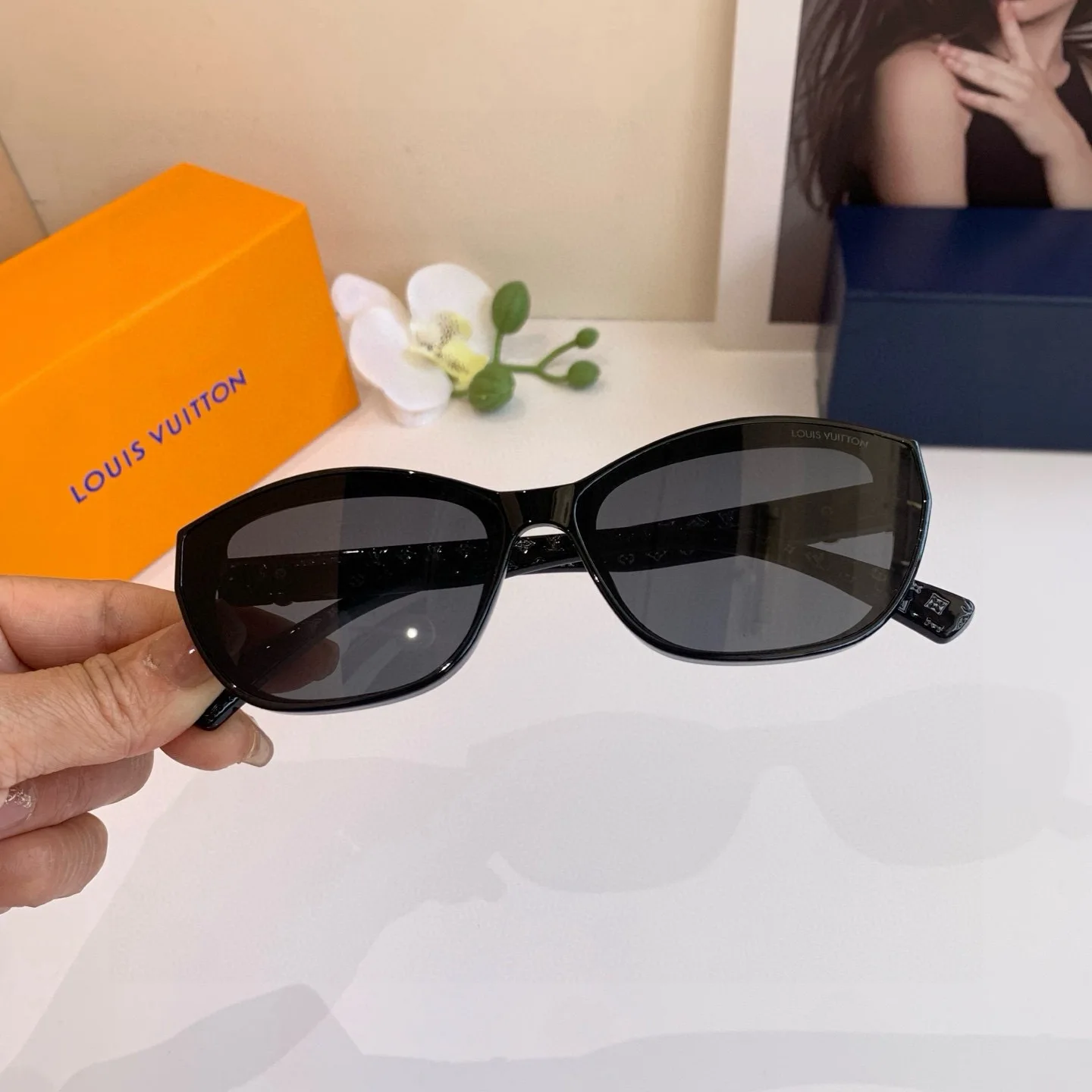Louis Vuitton New Simple and Stylish Cat Eye Frame Sunglasses - Detail view 3