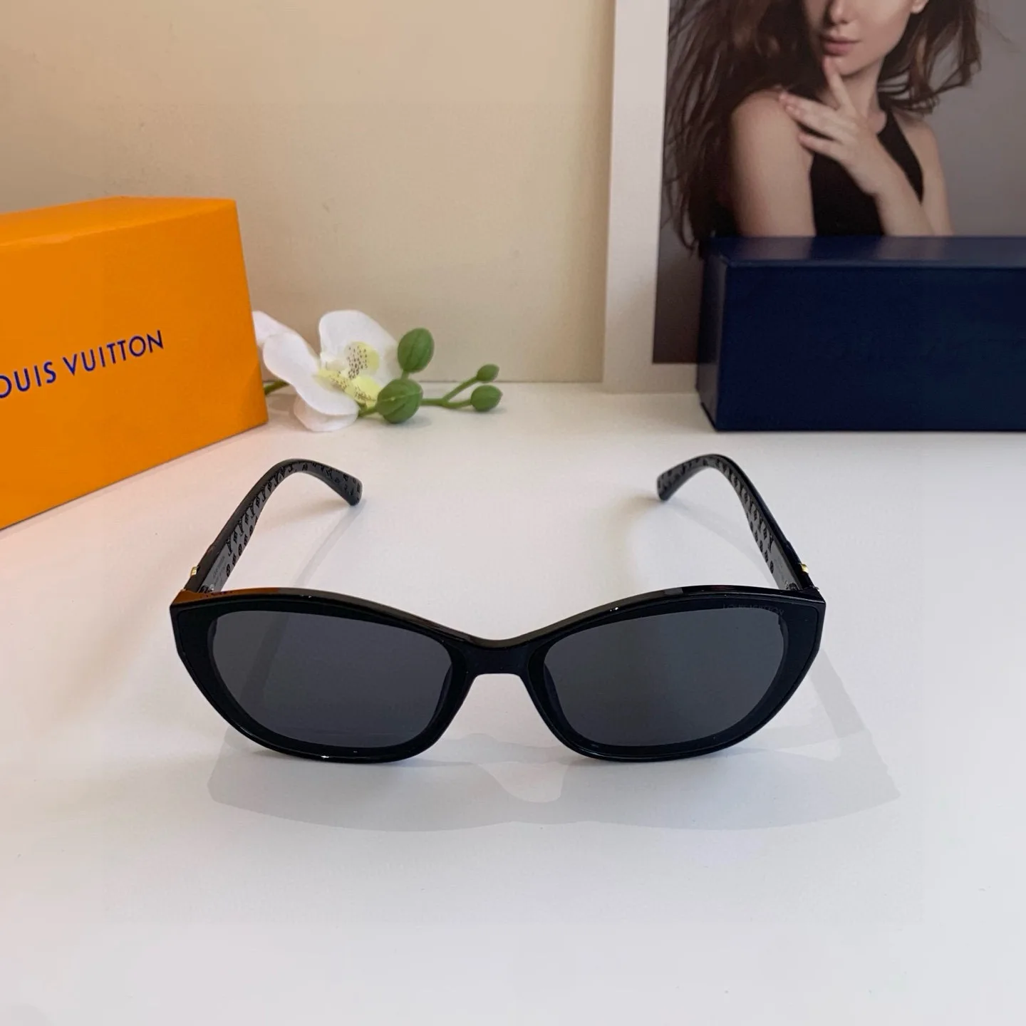 Louis Vuitton New Simple and Stylish Cat Eye Frame Sunglasses - Detail view 4