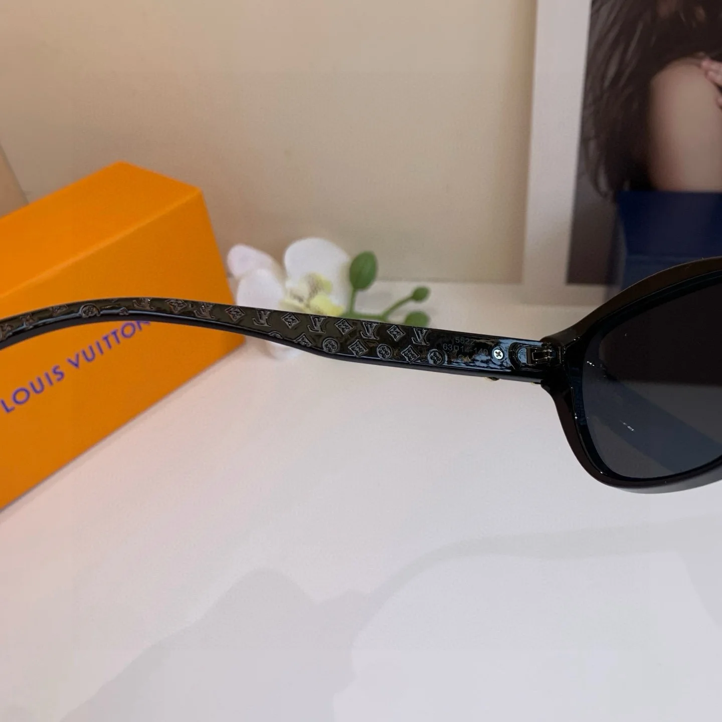 Louis Vuitton New Simple and Stylish Cat Eye Frame Sunglasses - Detail view 5