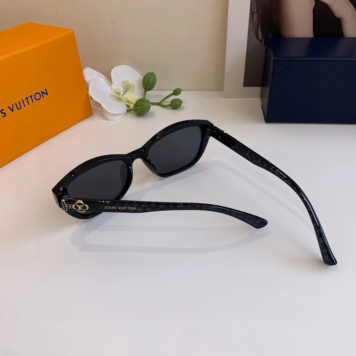 Louis Vuitton New Simple and Stylish Cat Eye Frame Sunglasses - Detail view 6