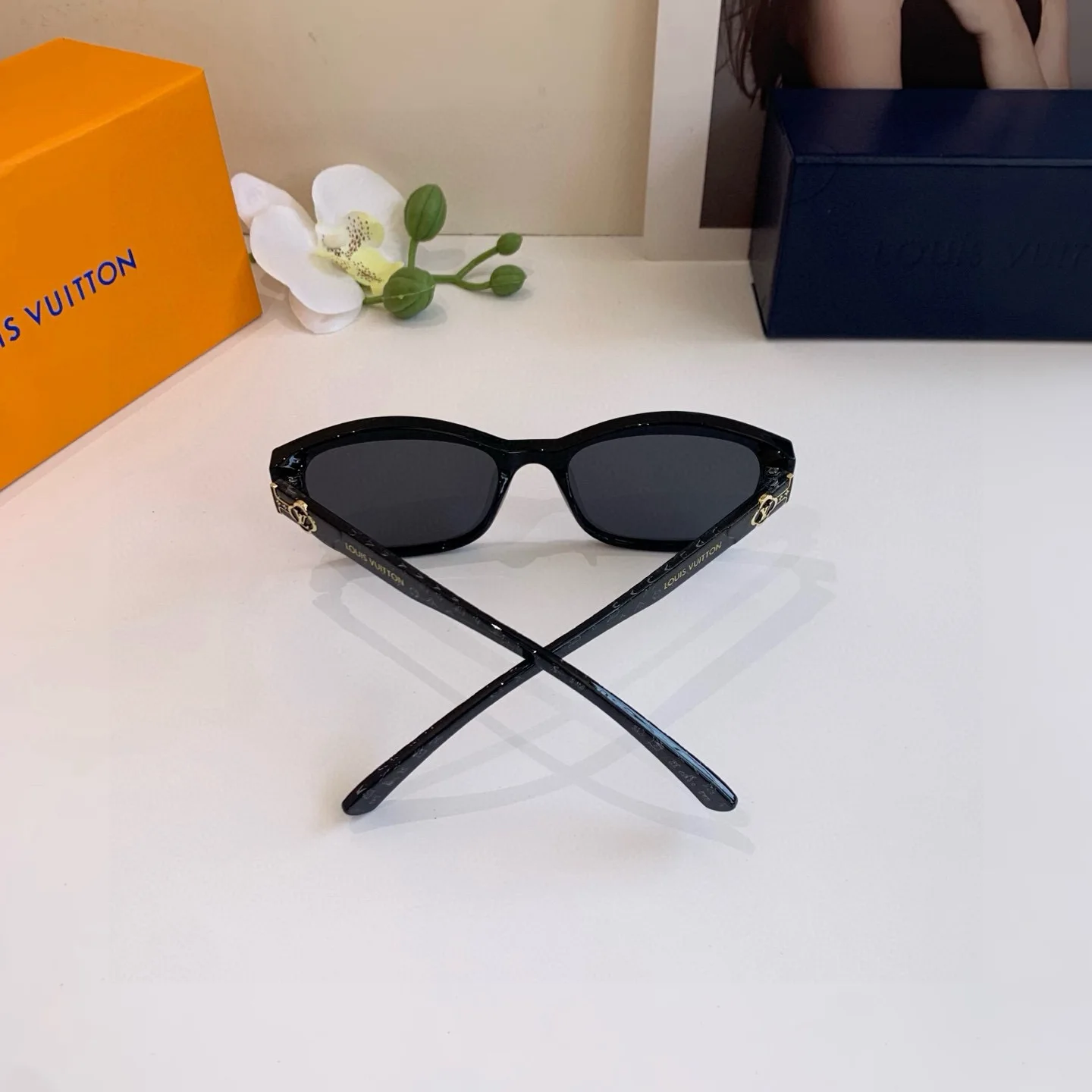 Louis Vuitton New Simple and Stylish Cat Eye Frame Sunglasses - Detail view 7