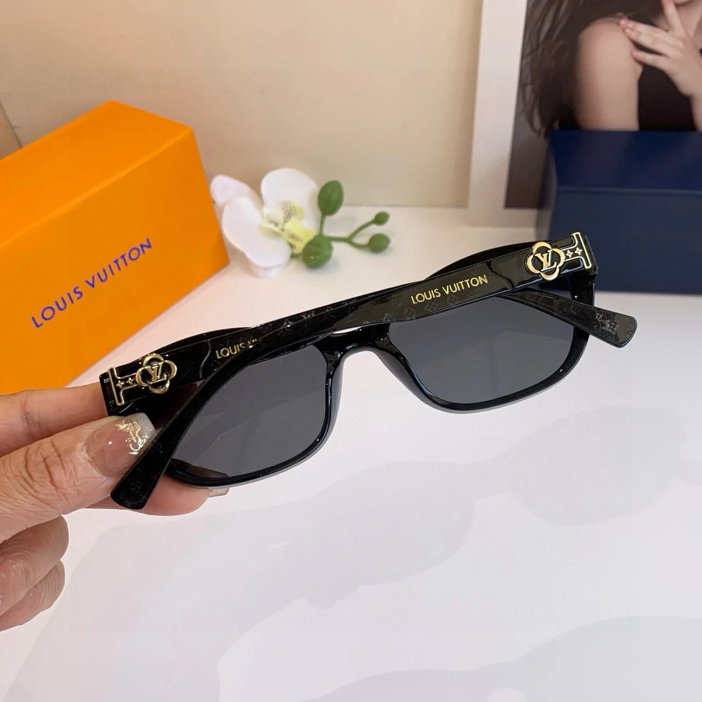 Louis Vuitton New Simple and Stylish Cat Eye Frame Sunglasses - Detail view 8