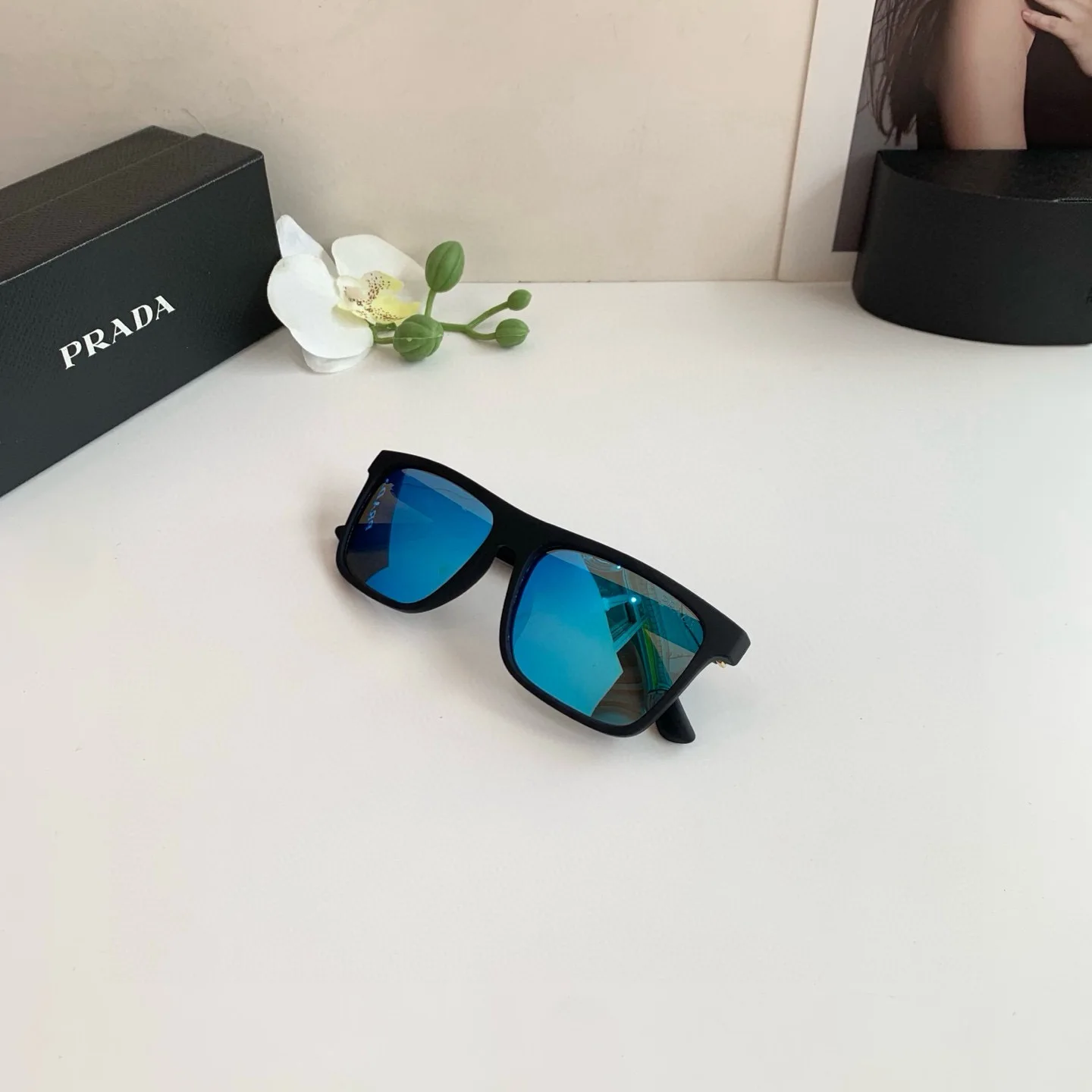 Prada Fashionable men s and women s sunglasses - Detail view 3