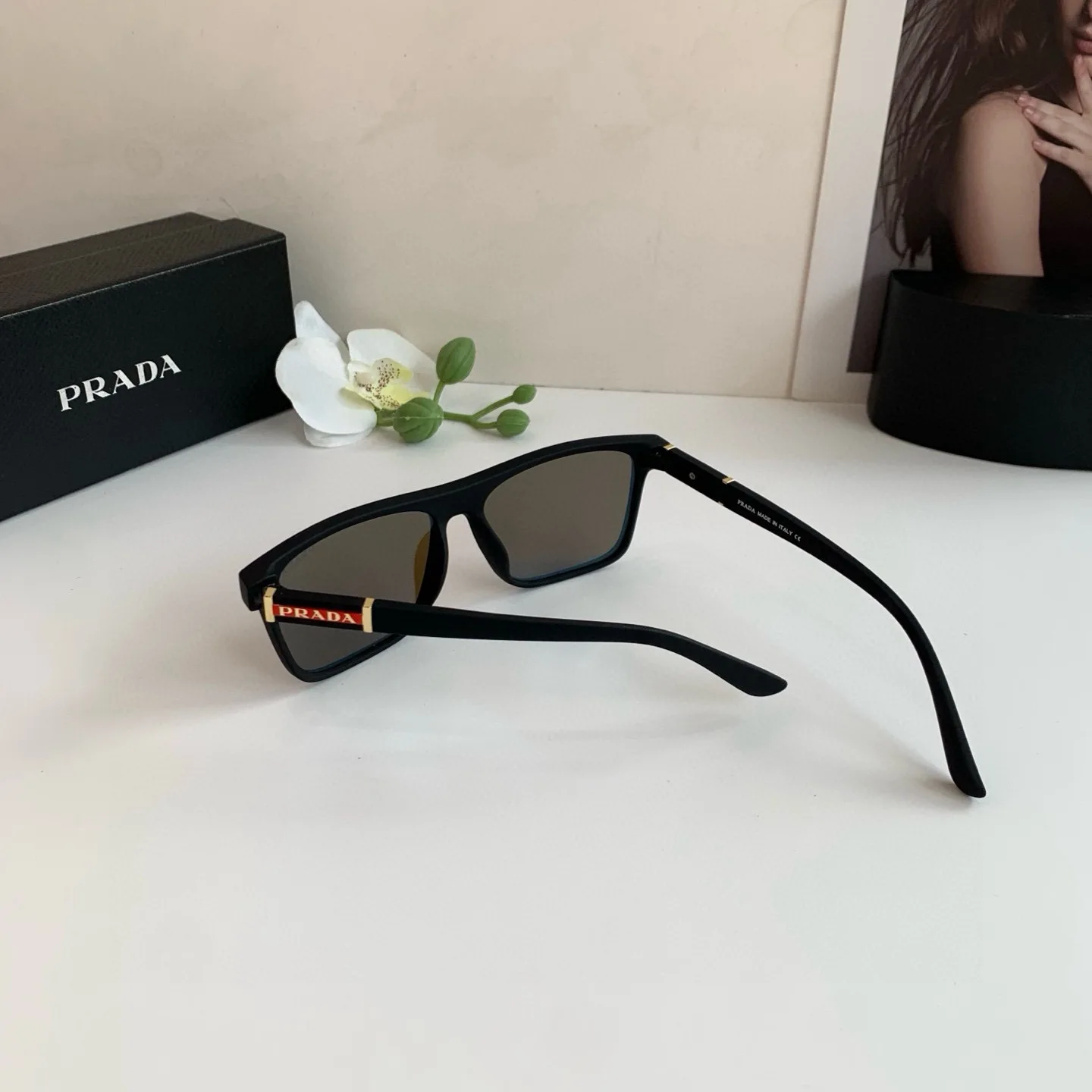 Prada Fashionable men s and women s sunglasses - Detail view 8