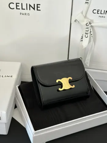 TRIOMPHE小号亮泽牛皮革翻盖包产品信息编号: X 3 X 2英寸(10.5 X 8.5 X 4厘米)牛皮衬里 : 牛皮革/织物金色饰面TRIOMPHE 金属质感按扣1个配按扣折叠零口袋5个卡槽1个纸币袋2个扁平口袋