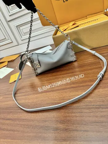 <p>独家163首发型号 M12596私品 163动态UID  进口菱形面料  品质第九次升级 进口原厂皮 专柜同步 动态电子芯片 礼品袋 保护纸 铜版电子标签 合格证 皮料是正品代工厂意大利A级树膏皮 私品 :所谓的私品 是在于品质 五金 面料 手工 油边 A级出品 拍摄图跟产品一致丶尺寸:23x12x4CM流号:168</p>