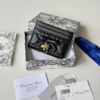 CD 新品上架 新款蝴蝶结尺寸 11.5*9*2 cm 卡片包 编号 S2064Dior专柜最新款火爆登场 采用进口小羊皮 绝美绣线 做工精致 媲美专柜 