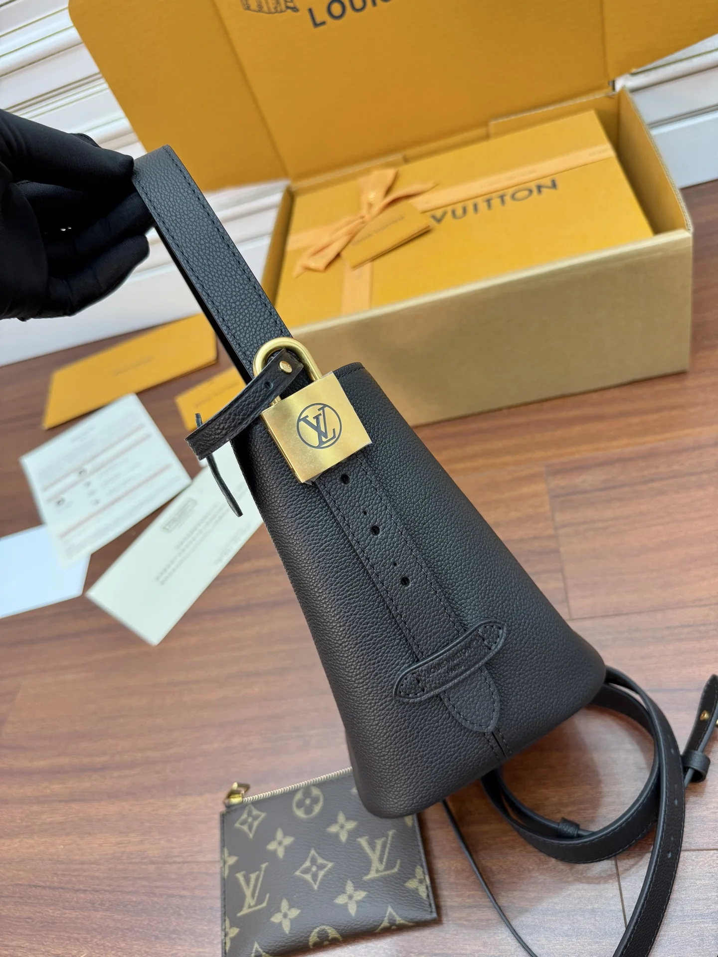 LVM25543 进口菱形面料礼品袋 女士斜挎包 - 细节图 4