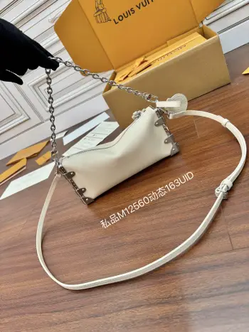 <p>独家163首发型号 M12560私品 163动态UID  进口菱形面料  品质第九次升级 进口原厂皮 专柜同步 动态电子芯片 礼品袋 保护纸 铜版电子标签 合格证 皮料是正品代工厂意大利A级树膏皮 私品 :所谓的私品 是在于品质 五金 面料 手工 油边 A级出品 拍摄图跟产品一致丶尺寸:23x12x4CM流号:168</p>