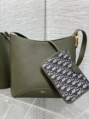 <P>橄榄绿现货  Dior Medaillon水桶包春夏新款柔软的颗粒面牛皮革 超级有质感简洁又大气的包形 满满的高级感肩带搭配经典镜子五金扣 优雅又摩登超大的容量可收纳各种日常出行用品可调节肩带的设计打造多种肩背造型无论是通勤和休闲出行都很合适size:26.5x26x15cm <P>