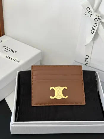 TRIOMPHE亮泽牛皮革卡包编号:833产品信息4 X 3英寸(11 X 8厘米)牛皮衬里 : 牛皮革/织物金色饰面装饰性金属质感TRIOMPHE6个卡槽1个扁平口袋1个装饰性金属质感TRIOMPHE锁扣