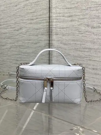<P>芯片款现货  最新款的Lady Vanity化妆包以细腻黑色牛皮打造标志性藤格纹搭配香槟金拉链与logo自带手提与金属链条 可手提可斜挎复古精致又百搭是日常通勤与约会的氛围感利器size:19*16.5*5.5cm <P>