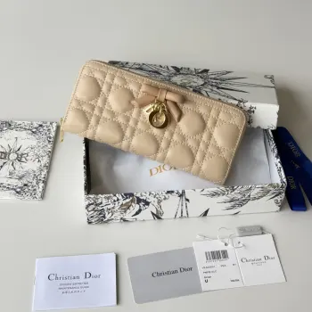 Dior 2026新品上架了 蝴蝶结尺寸 19*10.5*2.5编号 S2600 小羊皮制作Dior同步最新款出货 新logo搭配蝴蝶结采用头层小羊皮 做工精致 超多卡位 质量 手感舒适饱满 低调内涵 